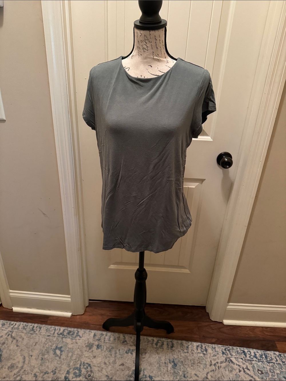 Cupio Short Sleeve Scoop Neck Tee - Gray
